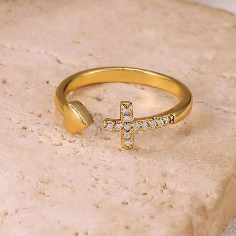 Elegant Gold Cross Ring M607
